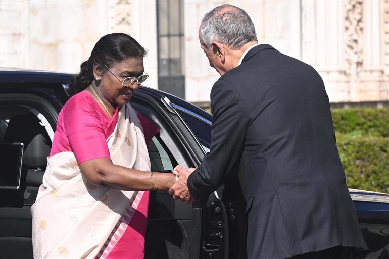 The President of India, Smt. Droupadi Murmu was received by the President of Portugal, Mr. Marcelo Rebelo de Sousa at Lisbon, in Portugal on April 07, 2025.