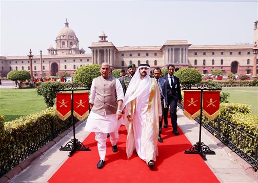 केंद्रीय रक्षा मंत्री श्री राजनाथ सिंह 08 अप्रैल, 2025 को नई दिल्ली के साउथ ब्लॉक में दुबई के क्राउन प्रिंस और यूएई के उप प्रधानमंत्री और रक्षा मंत्री शेख हमदान बिन मोहम्मद बिन राशिद अल मकतूम के साथ द्विपक्षीय बैठक करते हुए।