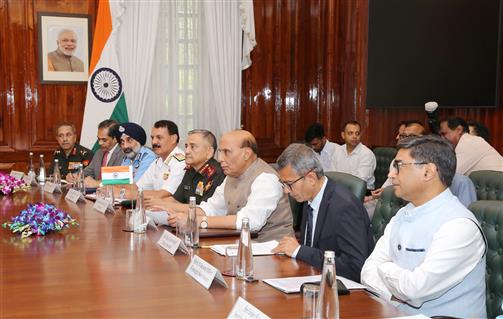 केंद्रीय रक्षा मंत्री श्री राजनाथ सिंह 08 अप्रैल, 2025 को नई दिल्ली के साउथ ब्लॉक में दुबई के क्राउन प्रिंस और यूएई के उप प्रधानमंत्री और रक्षा मंत्री शेख हमदान बिन मोहम्मद बिन राशिद अल मकतूम के साथ द्विपक्षीय बैठक करते हुए।