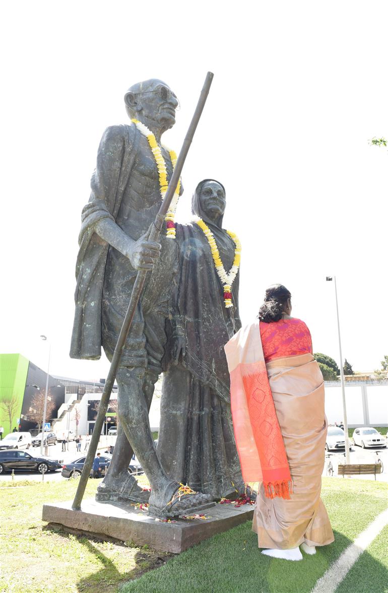 The President of India, Smt. Droupadi Murmu paid floral tributes at the statue of Mahatma Gandhi and Kasturba Gandhi in Lisbon, Portugal on April 08, 2025. 