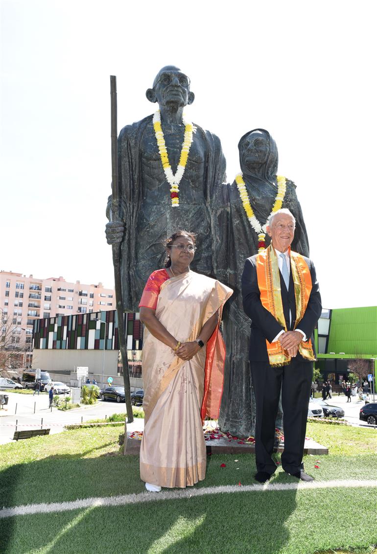 The President of India, Smt. Droupadi Murmu paid floral tributes at the statue of Mahatma Gandhi and Kasturba Gandhi in Lisbon, Portugal on April 08, 2025. 