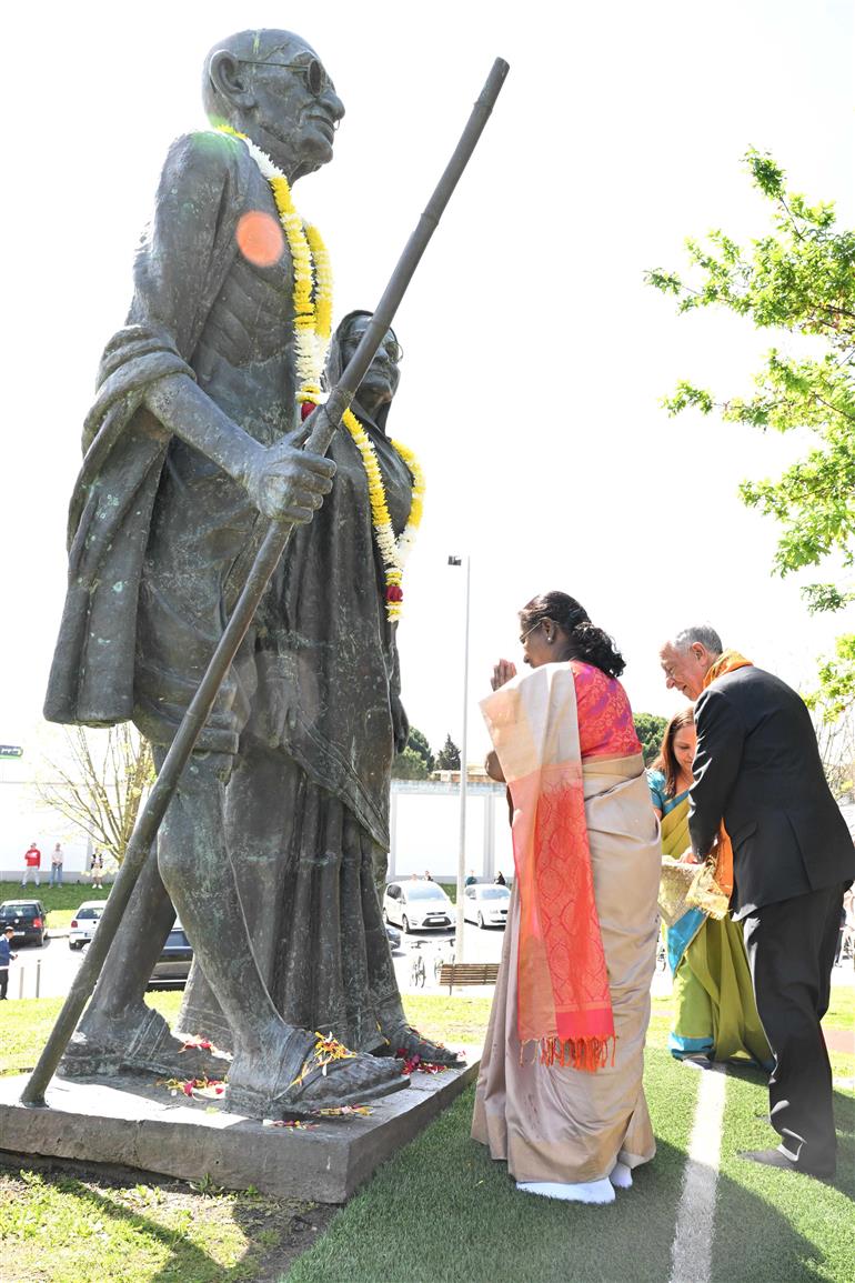 The President of India, Smt. Droupadi Murmu paid floral tributes at the statue of Mahatma Gandhi and Kasturba Gandhi in Lisbon, Portugal on April 08, 2025.