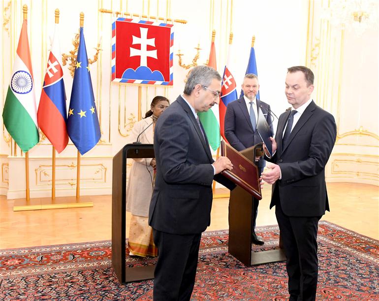 The President of India, Smt. Droupadi Murmu and the President of the Slovak Republic, Mr. Peter Pellegrini witnessing the exchange of MoUs between India and Slovak at the Presidential Palace, in Bratislava, Slovakia on April 09, 2025.