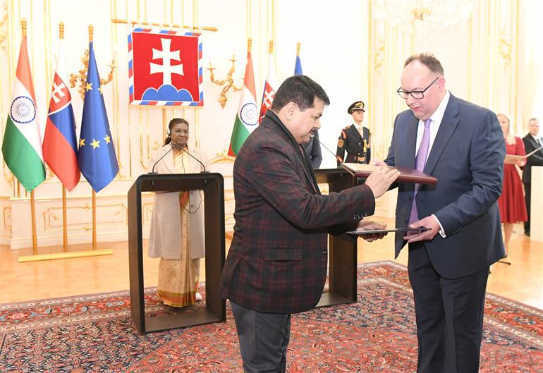 The President of India, Smt. Droupadi Murmu and the President of the Slovak Republic, Mr. Peter Pellegrini witnessing the exchange of MoUs between India and Slovak at the Presidential Palace, in Bratislava, Slovakia on April 09, 2025.