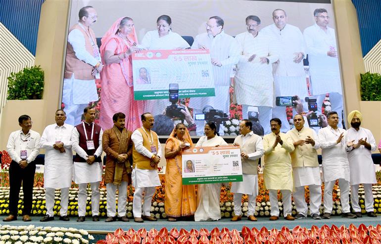 The Union Minister of Health and Family Welfare & Chemicals and Fertilizers, Shri Jagat Prakash Nadda and the Chief Minister of Delhi, Smt. Rekha Gupta distribute Ayushman Cards to beneficiaries, in New Delhi on April 10, 2025.