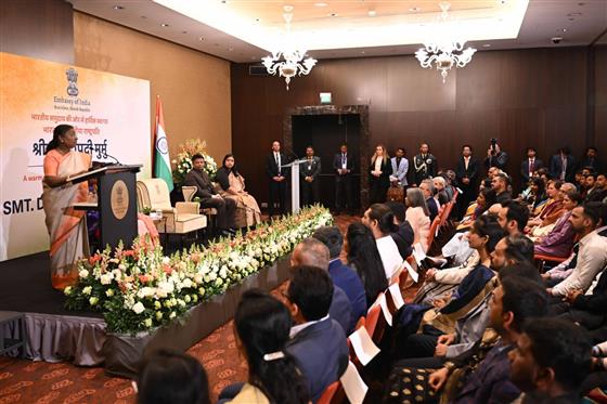 राष्ट्रपति श्रीमती द्रौपदी मुर्मु 10 अप्रैल, 2025 को स्लोवाकिया के ब्रातिस्लावा में भारतीय समुदाय को संबोधित करती हुईं।