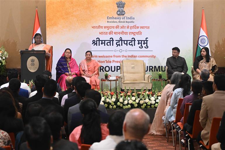 राष्ट्रपति श्रीमती द्रौपदी मुर्मु 10 अप्रैल, 2025 को स्लोवाकिया के ब्रातिस्लावा में भारतीय समुदाय को संबोधित करती हुईं।