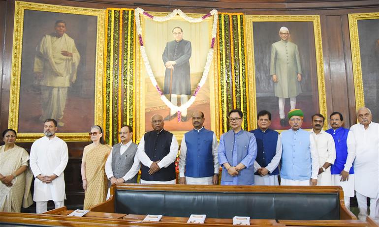 14 अप्रैल, 2025 को संसद भवन, नई दिल्ली में बाबासाहेब डॉ. बी.आर. अंबेडकर की जयंती के अवसर पर लोकसभा अध्यक्ष श्री ओम बिरला और अन्य गणमान्य लोग।