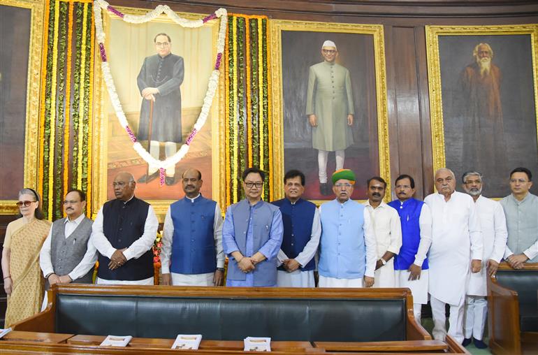 14 अप्रैल, 2025 को संसद भवन, नई दिल्ली में बाबासाहेब डॉ. बी.आर. अंबेडकर की जयंती के अवसर पर लोकसभा अध्यक्ष श्री ओम बिरला और अन्य गणमान्य लोग।