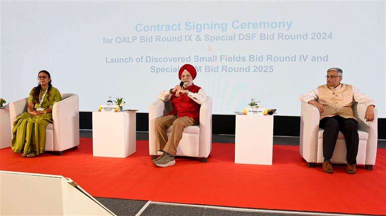 The Union Minister of Petroleum and Natural Gas, Shri Hardeep Singh Puri addressing at the Contract Signing Ceremony for OALP Bid Round IX and Special DSF Bid Round 2024, in New Delhi on April 15, 2025.