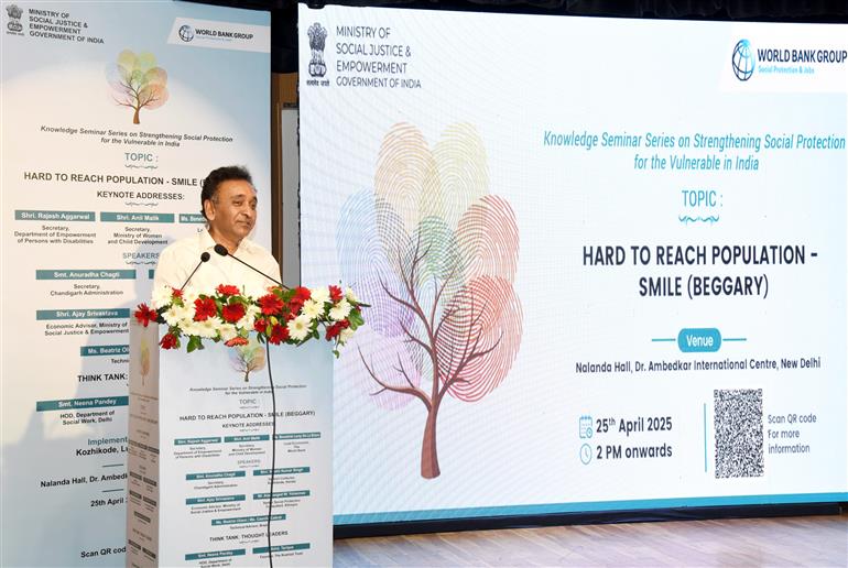 दिव्यांगजन सशक्तिकरण विभाग के सचिव श्री राजेश अग्रवाल 25 अप्रैल, 2025 को नई दिल्ली में सामाजिक न्याय एवं अधिकारिता विभाग द्वारा आयोजित 'हार्ड टू रीच पॉपुलेशन- स्माइल (बेगरी)' विषय पर एक सेमिनार को संबोधित करते हुए।
