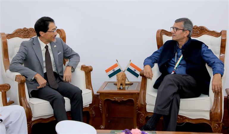 Ambassador of Japan to India, Mr. Ono Keiichi calling on Defence Secretary, Shri Rajesh Kumar Singh, in New Delhi on April 25, 2025.