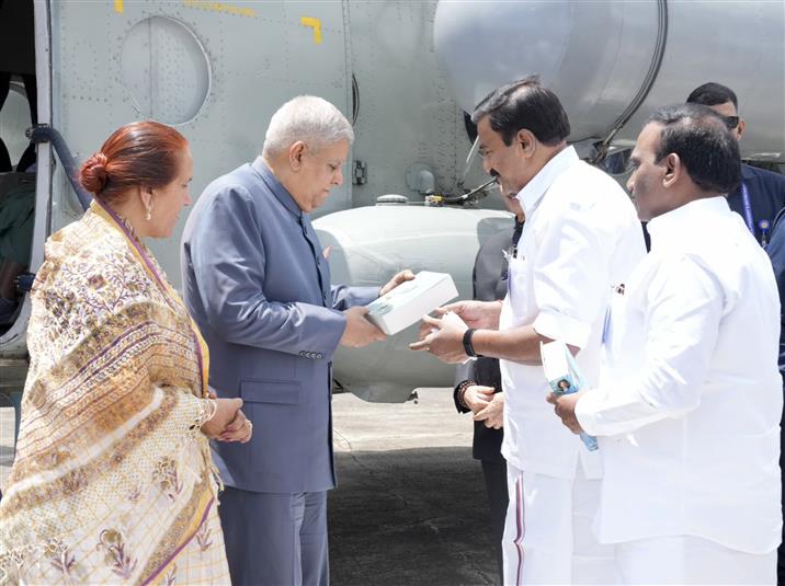 The Vice President of India, Shri Jagdeep Dhankhar and Dr. Sudesh Dhankhar being welcomed by Shri R.N. Ravi, Governor of Tamil Nadu, Shri M.P. Saminathan, Minister, Government of Tamil Nadu, Shri A Raja, Member of Parliament (Lok Sabha) and other dignitaries on their arrival at Theetukal, in Tamil Nadu on April 25, 2025.