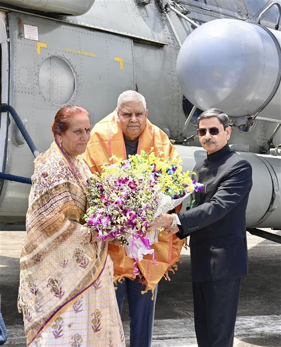 The Vice President of India, Shri Jagdeep Dhankhar and Dr. Sudesh Dhankhar being welcomed by Shri R.N. Ravi, Governor of Tamil Nadu, Shri M.P. Saminathan, Minister, Government of Tamil Nadu, Shri A Raja, Member of Parliament (Lok Sabha) and other dignitaries on their arrival at Theetukal, in Tamil Nadu on April 25, 2025.