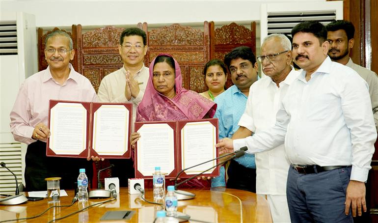 The National Archives of India acquired former President Dr. APJ Abdul Kalam’s private paper collection, in New Delhi on April 28, 2025. Dr. Kalam’s family members are also present on the occasion.