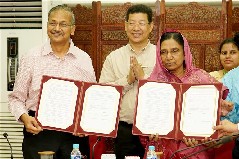 The National Archives of India acquired former President Dr. APJ Abdul Kalam’s private paper collection, in New Delhi on April 28, 2025. Dr. Kalam’s family members are also present on the occasion.