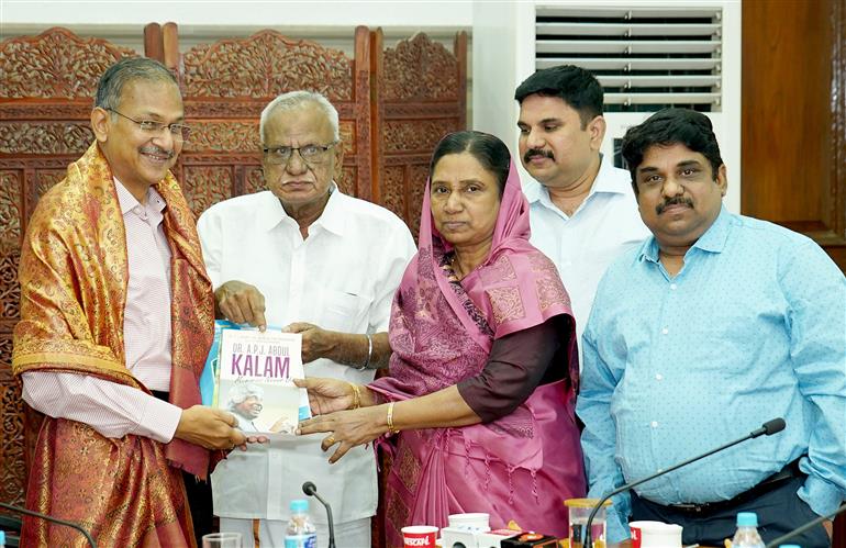 The National Archives of India acquired former President Dr. APJ Abdul Kalam’s private paper collection, in New Delhi on April 28, 2025. Dr. Kalam’s family members are also present on the occasion.