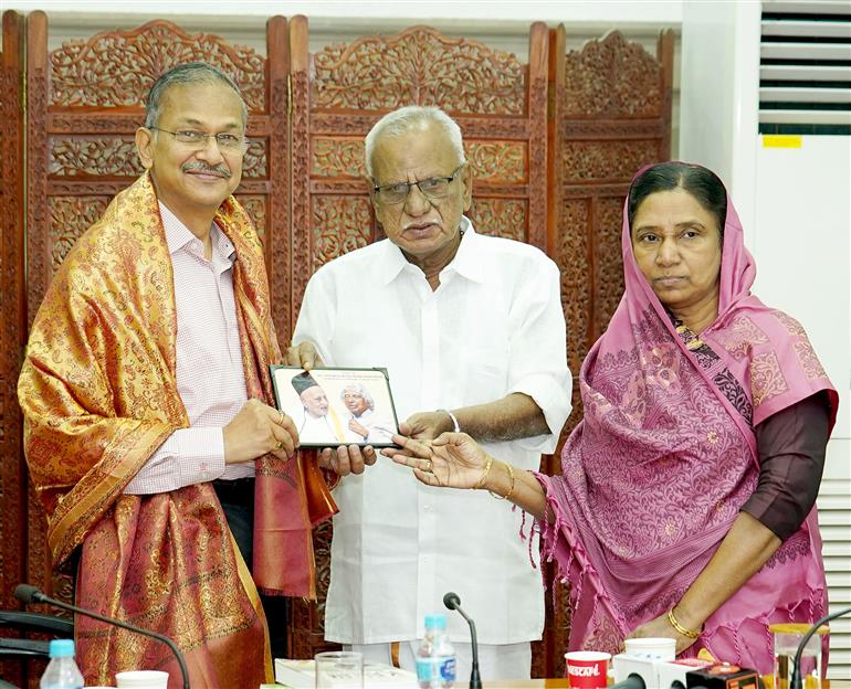 The National Archives of India acquired former President Dr. APJ Abdul Kalam’s private paper collection, in New Delhi on April 28, 2025. Dr. Kalam’s family members are also present on the occasion.