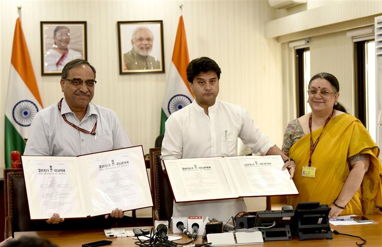 The Union Minister of Communications and Development of North Eastern Region (DoNER), Shri Jyotiraditya M. Scindia holds a press conference on release of India Post’s new initiative ‘Gyan Post’, in New Delhi on April 28, 2025.