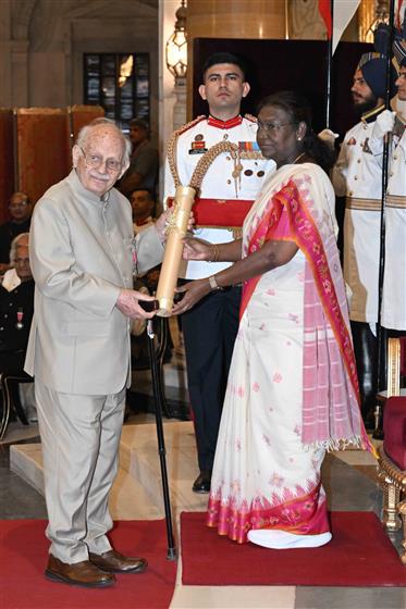 The President of India, Smt Droupadi Murmu presenting the Padma Shri Award to Prof. Ratan Kumar Parimoo at the Civil Investiture Ceremony-I at Rashtrapati Bhavan, in New Delhi on April 28, 2025.