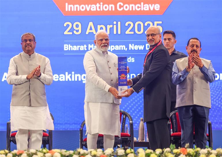 प्रधानमंत्री श्री नरेन्द्र मोदी 29 अप्रैल 2025 को नई दिल्ली के भारत मंडपम में आयोजित युग्म इनोवेशन कॉन्क्लेव में भाग लेते हुए।