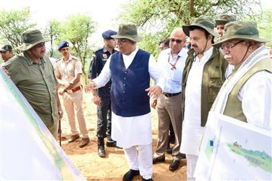 
The Union Minister for Environment, Forest and Climate Change, Shri Bhupender Yadav along with the Union Minister for Housing and Urban Affairs and Power, Shri Manohar Lal inspected the area of the proposed Aravalli Jungle Safari, in Gurugram on August 02, 2025. Shri Rao Narbir Singh, Minister for Industries and Forest (Haryana) is also seen.
