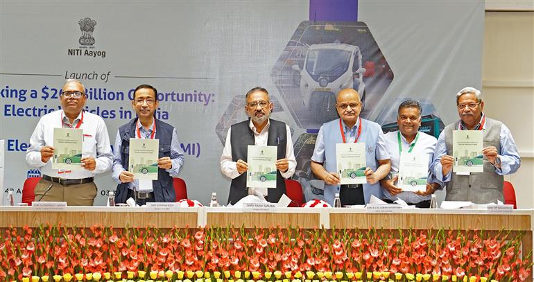 The CEO, NITI Aayog, Shri B.V.R. Subrahmanyam launches the “Unlocking a $200 Billion Opportunity: Electric Vehicles in India and India Electric Mobility Index (IEMI) 2024 at Vigyan Bhawan, in New Delhi on August 04, 2025. 