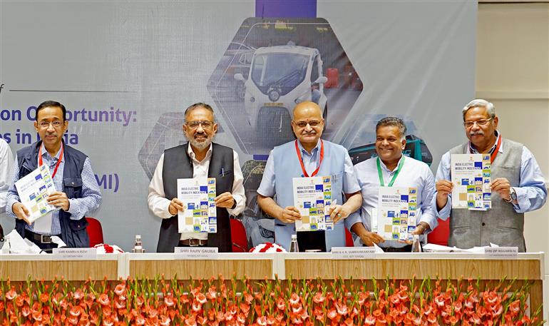 The CEO, NITI Aayog, Shri B.V.R. Subrahmanyam launches the “Unlocking a $200 Billion Opportunity: Electric Vehicles in India and India Electric Mobility Index (IEMI) 2024 at Vigyan Bhawan, in New Delhi on August 04, 2025. 