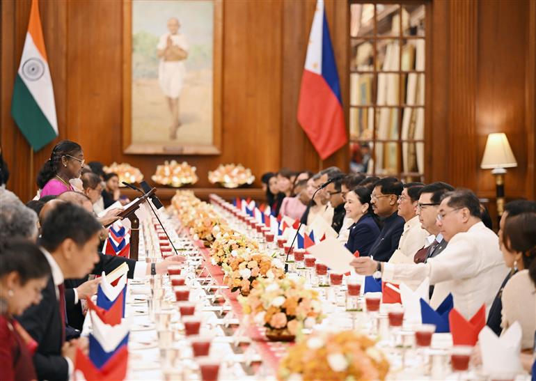 The President of India, Smt Droupadi Murmu received the President of the Republic of Philippines, Mr. Ferdinand Romualdez Marcos Jr. and also hosted a banquet in his honour at Rashtrapati Bhavan, in New Delhi on August 05, 2025.