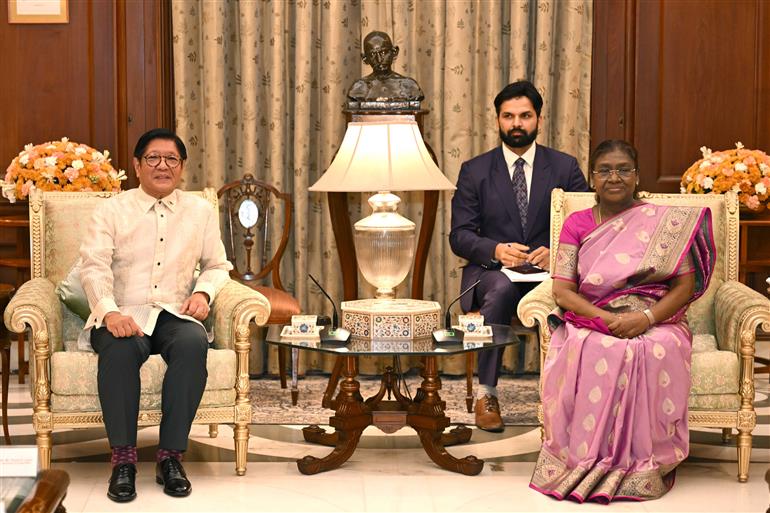 The President of India, Smt Droupadi Murmu received the President of the Republic of Philippines, Mr. Ferdinand Romualdez Marcos Jr. and also hosted a banquet in his honour at Rashtrapati Bhavan, in New Delhi on August 05, 2025.