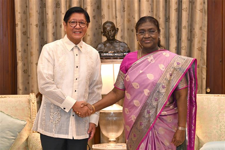 The President of India, Smt Droupadi Murmu received the President of the Republic of Philippines, Mr. Ferdinand Romualdez Marcos Jr. and also hosted a banquet in his honour at Rashtrapati Bhavan, in New Delhi on August 05, 2025.