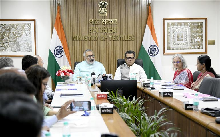 केंद्रीय वस्त्र मंत्री श्री गिरिराज सिंह 06 अगस्त, 2025 को नई दिल्ली के उद्योग भवन में “भारतीय हथकरघा क्षेत्र में कार्बन फुटप्रिंट आकलन” नामक पुस्तक के विमोचन के अवसर पर संबोधित करते हुए।