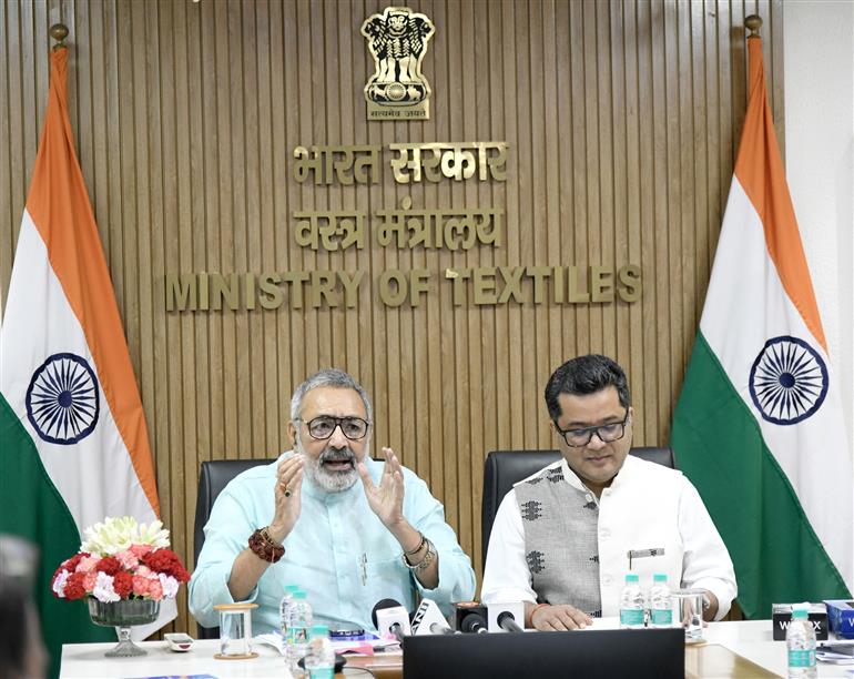 केंद्रीय वस्त्र मंत्री श्री गिरिराज सिंह 06 अगस्त, 2025 को नई दिल्ली के उद्योग भवन में “भारतीय हथकरघा क्षेत्र में कार्बन फुटप्रिंट आकलन” नामक पुस्तक के विमोचन के अवसर पर संबोधित करते हुए।