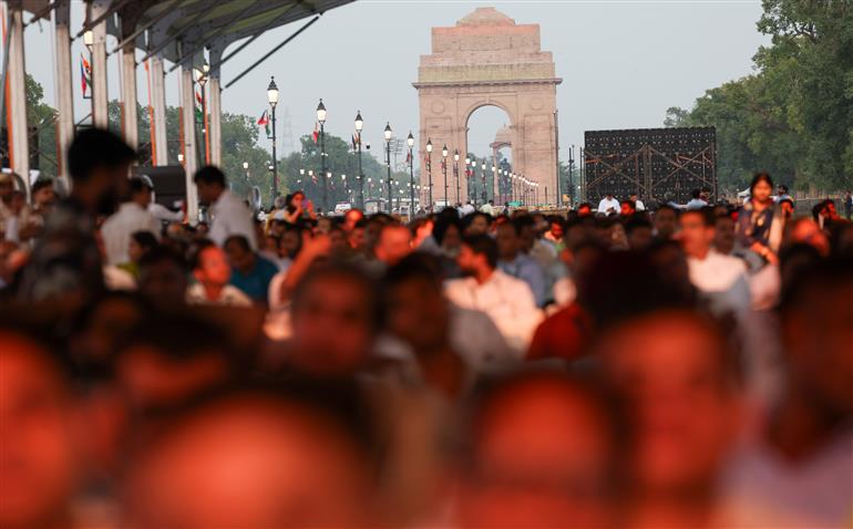 06 अगस्त, 2025 को नई दिल्ली में कर्तव्य पथ पर कर्तव्य भवन-3 के उद्घाटन के अवसर पर उपस्थित लोग। इस अवसर पर प्रधानमंत्री श्री नरेन्द्र मोदी संबोधित करते हुए।