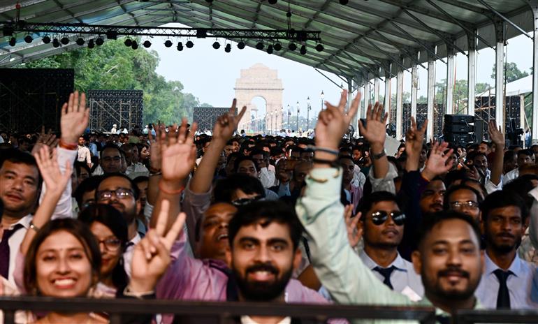 06 अगस्त, 2025 को नई दिल्ली में कर्तव्य पथ पर कर्तव्य भवन-3 के उद्घाटन के अवसर पर उपस्थित लोग। इस अवसर पर प्रधानमंत्री श्री नरेन्द्र मोदी संबोधित करते हुए।