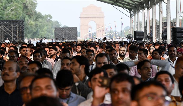 06 अगस्त, 2025 को नई दिल्ली में कर्तव्य पथ पर कर्तव्य भवन-3 के उद्घाटन के अवसर पर उपस्थित लोग। इस अवसर पर प्रधानमंत्री श्री नरेन्द्र मोदी संबोधित करते हुए।