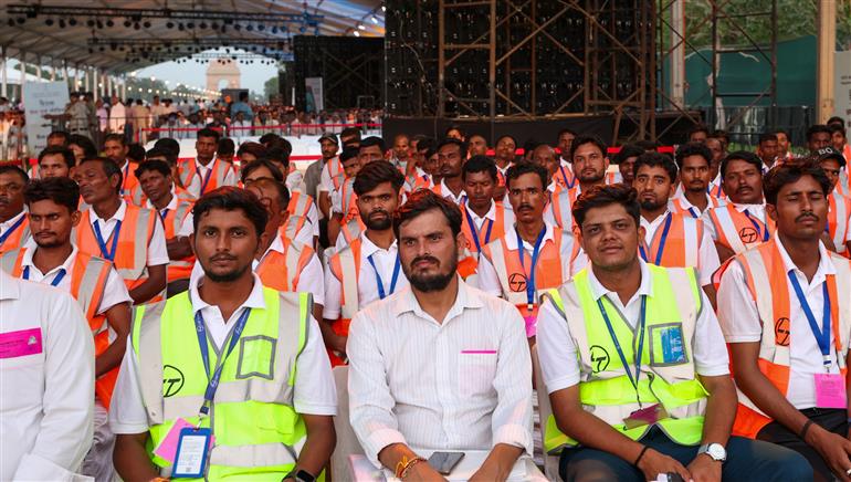 06 अगस्त, 2025 को नई दिल्ली में कर्तव्य पथ पर कर्तव्य भवन-3 के उद्घाटन के अवसर पर उपस्थित लोग। इस अवसर पर प्रधानमंत्री श्री नरेन्द्र मोदी संबोधित करते हुए।