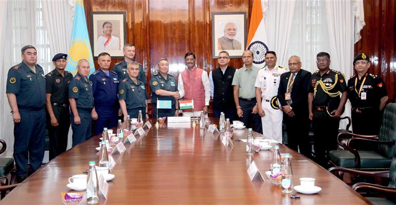 First Deputy Minister of Defence, Chief of the General Staff of the Armed Forces of the Republic of Kazakhstan, Lieutenant General Sultan Kamaletdinov calling on the Minister of State for Defence, Shri Sanjay Seth, in New Delhi on August 11, 2025.
