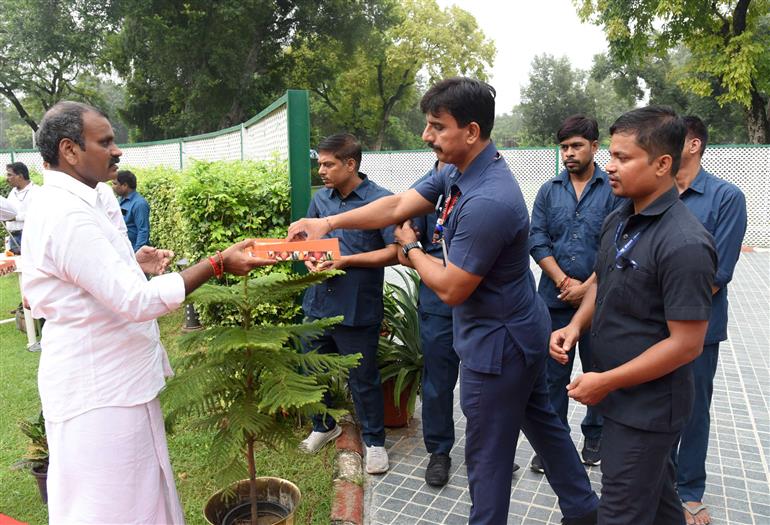 The Minister of State for Information and Broadcasting and Parliamentary Affairs, Dr. L. Murugan distributing the sweets during the Flag hoisting event on the occasion of 79th Independence Day celebrations at his residence, in New Delhi on August 15, 2025.