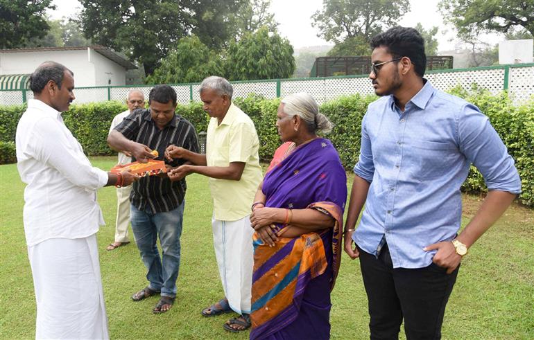 The Minister of State for Information and Broadcasting and Parliamentary Affairs, Dr. L. Murugan distributing the sweets during the Flag hoisting event on the occasion of 79th Independence Day celebrations at his residence, in New Delhi on August 15, 2025.