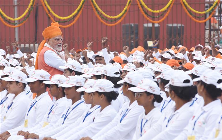 PM met the participants of 79th Independence Day celebrations at Red Fort, in Delhi on August 15, 2025.