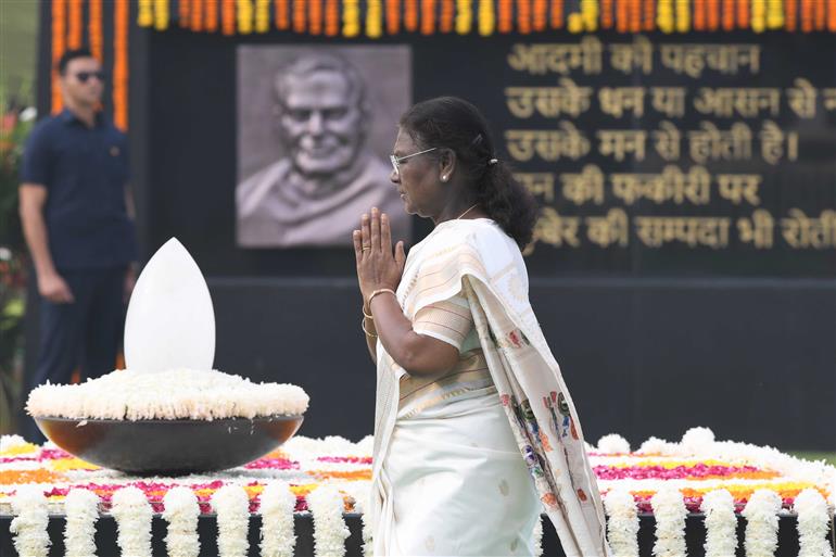The President of India, Smt. Droupadi Murmu performing parikrama at the Samadhi of the former Prime Minister of India, Shri Atal Bihari Vajpayee on his death anniversary at Sadaiv Atal, in New Delhi on August 16, 2025.