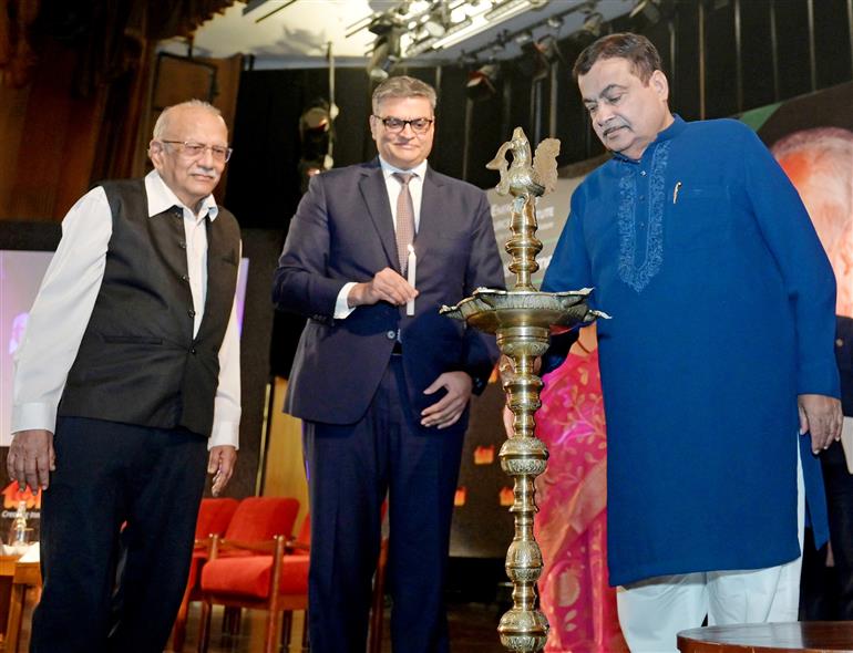 The Union Minister of Road Transport and Highways, Shri Nitin Gadkari lighting the lamp at ‘24th Darbari Seth Memorial Lecture’, in New Delhi on August 20, 2025.