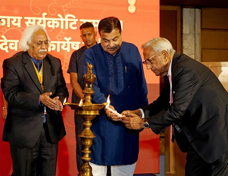 The Union Minister of Road Transport and Highways, Shri Nitin Gadkari lighting the lamp at the Global Summit on Productivity in the Age of AI (GSPAI-2025), in New Delhi on August 20, 2025.