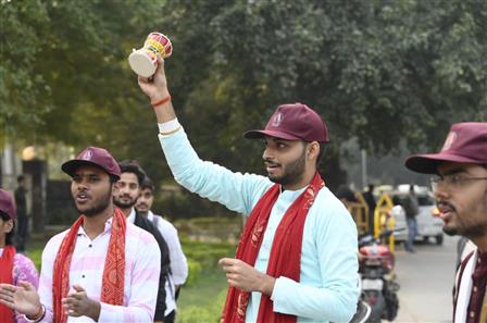 01 दिसंबर 2025 को उत्तर प्रदेश के वाराणसी में आईआईटी बीएचयू में नुक्कड़ नाटक ने परिसर को ट्रेडिशन और स्टोरीटेलिंग के मंच में बदल दिया, जो तमिलनाडु और काशी के बीच प्राचीन संबंधों को दर्शाता है। अपनी दमदार प्रस्तुति के माध्यम से कलाकारों ने इस बात पर प्रकाश डाला कि कैसे संस्कृति सूचित कर सकती है, प्रेरित कर सकती है और कनेक्ट कर सकती है।
