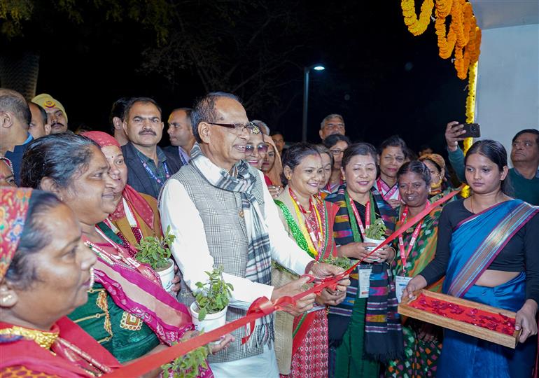 केंद्रीय कृषि एवं किसान कल्याण और ग्रामीण विकास मंत्री श्री शिवराज सिंह चौहान 01 दिसंबर, 2025 को नई दिल्ली में सरस फूड फेस्टिवल 2025 का उद्घाटन करते हुए।