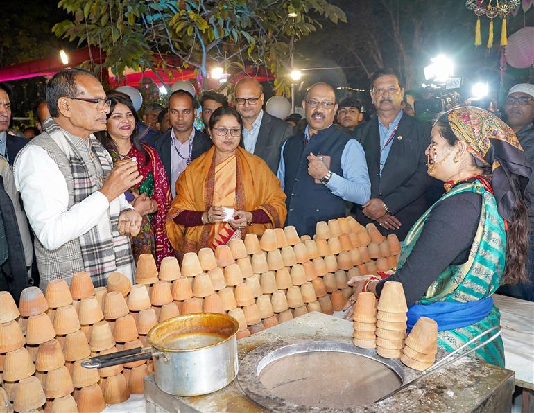 केंद्रीय कृषि एवं किसान कल्याण और ग्रामीण विकास मंत्री श्री शिवराज सिंह चौहान, केंद्रीय महिला एवं बाल विकास मंत्री श्रीमती अन्नपूर्णा देवी के साथ 01 दिसंबर, 2025 को नई दिल्ली में सरस फूड फेस्टिवल 2025 के उद्घाटन के अवसर पर उपस्थित हैं।