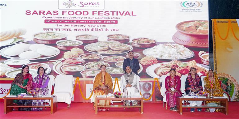 केंद्रीय कृषि एवं किसान कल्याण और ग्रामीण विकास मंत्री श्री शिवराज सिंह चौहान, केंद्रीय महिला एवं बाल विकास मंत्री श्रीमती अन्नपूर्णा देवी के साथ 01 दिसंबर, 2025 को नई दिल्ली में सरस फूड फेस्टिवल 2025 के उद्घाटन के अवसर पर उपस्थित हैं।