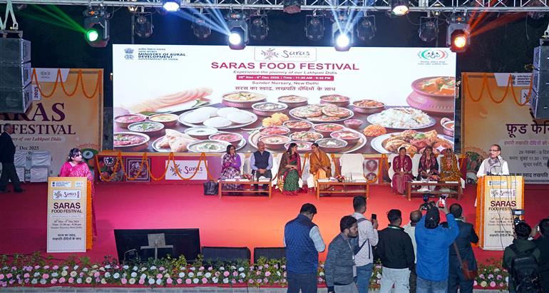 केंद्रीय कृषि एवं किसान कल्याण और ग्रामीण विकास मंत्री श्री शिवराज सिंह चौहान 01 दिसंबर, 2025 को नई दिल्ली में सरस फूड फेस्टिवल 2025 के उद्घाटन के अवसर पर संबोधित करते हुए।