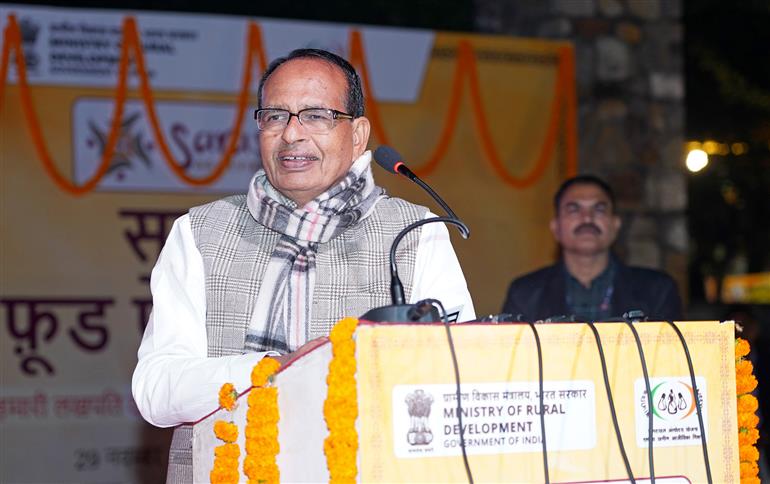 केंद्रीय कृषि एवं किसान कल्याण और ग्रामीण विकास मंत्री श्री शिवराज सिंह चौहान 01 दिसंबर, 2025 को नई दिल्ली में सरस फूड फेस्टिवल 2025 के उद्घाटन के अवसर पर संबोधित करते हुए।